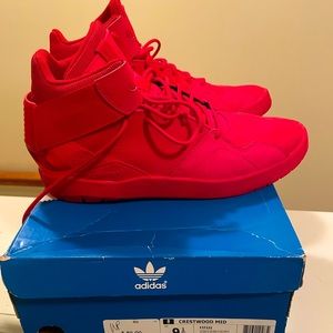 Mens Adidas 9.5 shoe